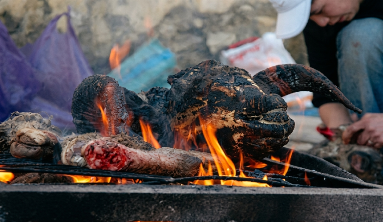 L’interdiction de griller les têtes de moutons dans les rues relance le débat entre traditions et ville moderne