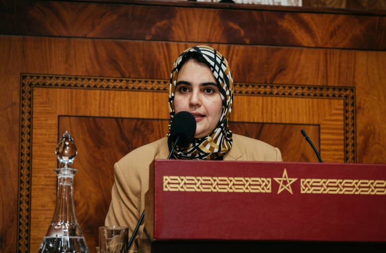 En raison de la maladie de son fils, Zineb Simo absente de la séance parlementaire et évoque une question sur la mendicité
