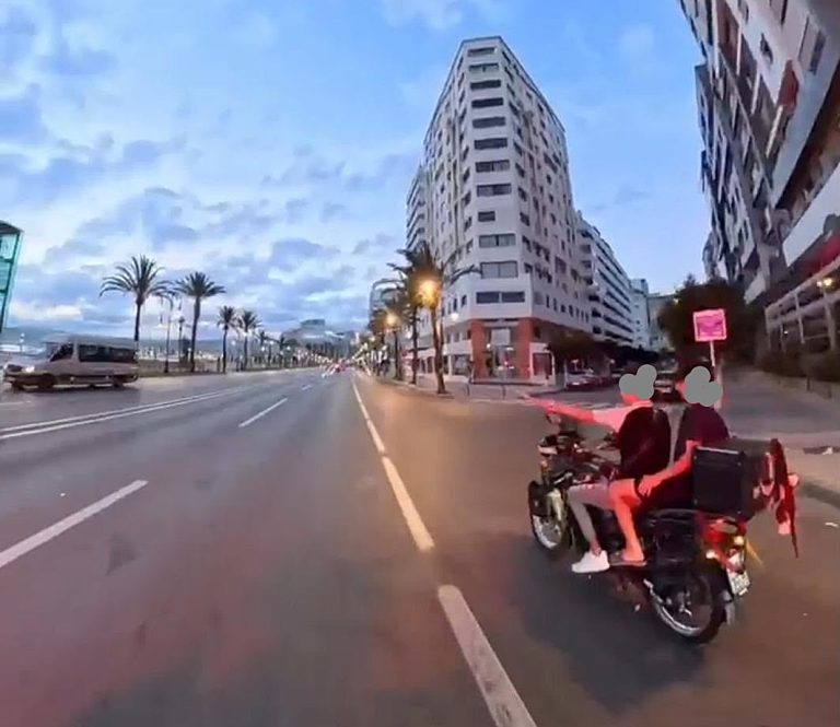 La police de Tanger interpelle quatre jeunes après une vidéo montrant l’utilisation de feux d’artifice visant des voitures lors d’un cortège de mariage