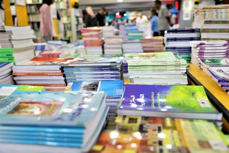 Le ministère de l’Éducation interdit aux écoles privées de vendre les manuels scolaires