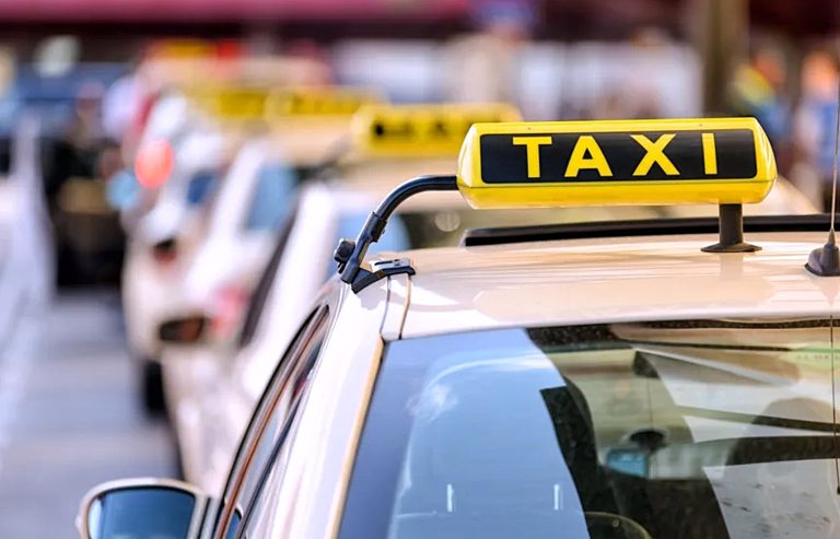 Tétouan : des chauffeurs de taxi condamnés à six mois de prison dans des affaires liées à la migration vers Ceuta